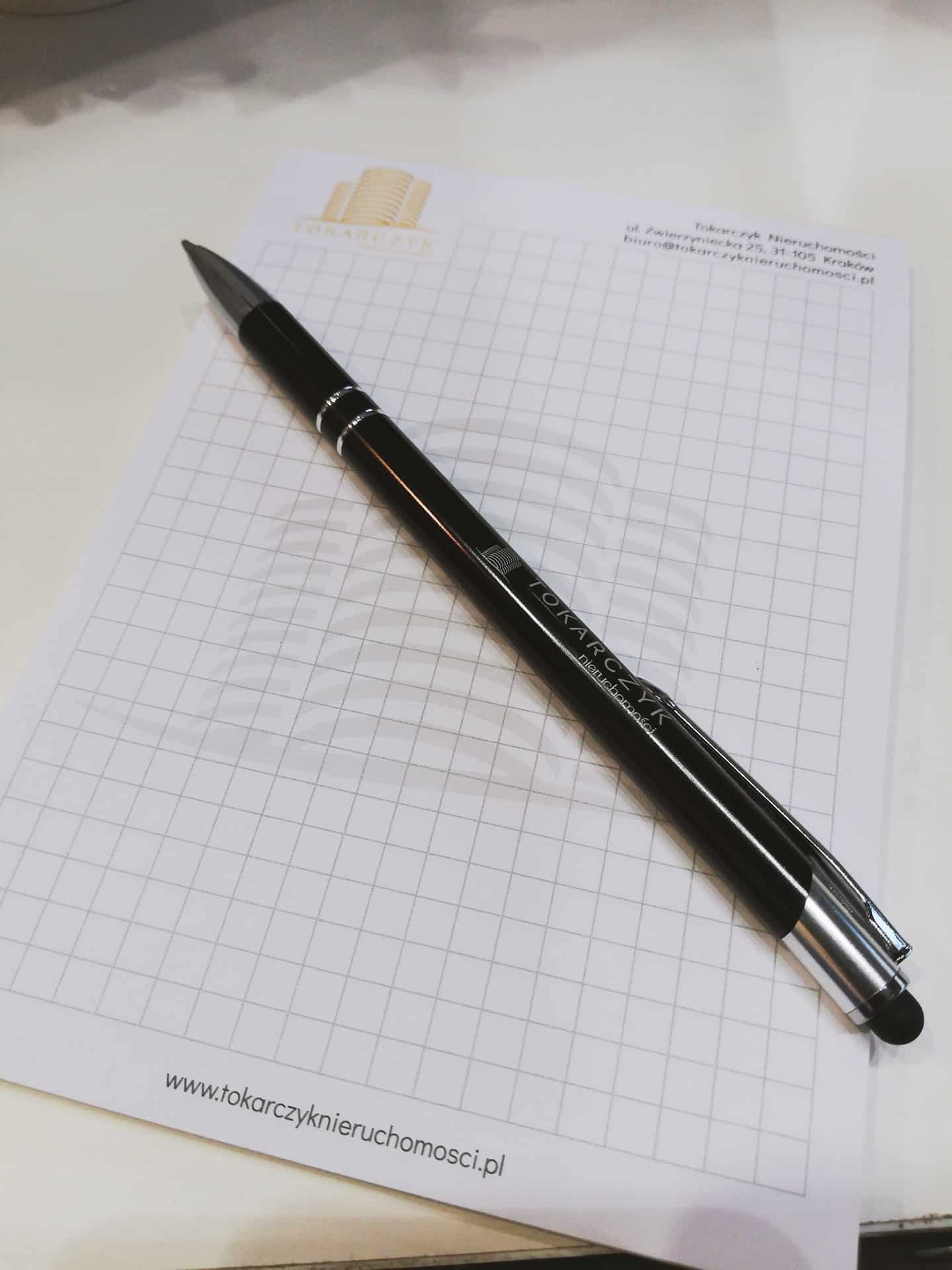 długopisy i notesy z logo Tokarczyk nieruchomości