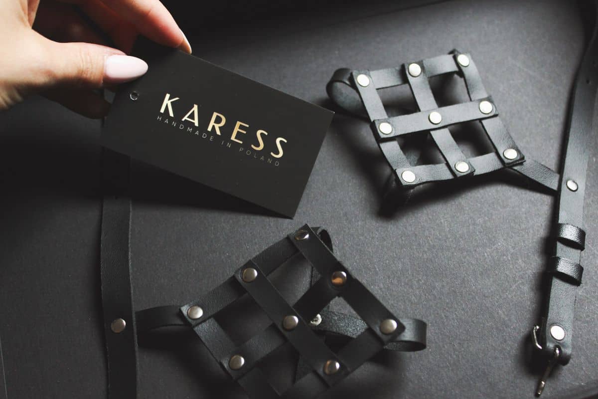 metki z logo KARESS