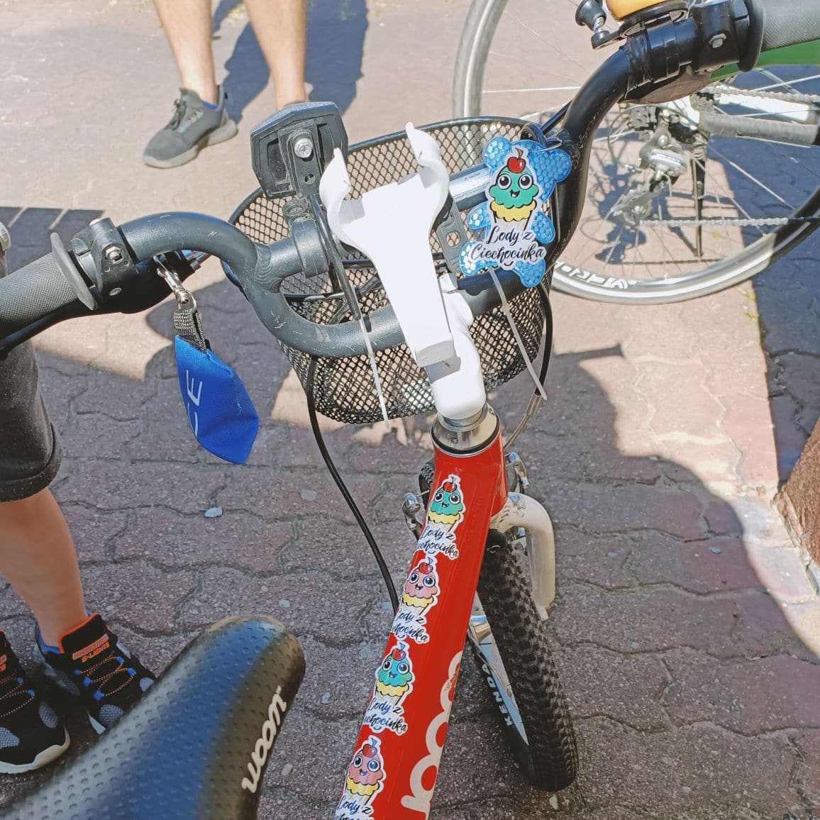 naklejki z nadrukiem naklejone na rowerze