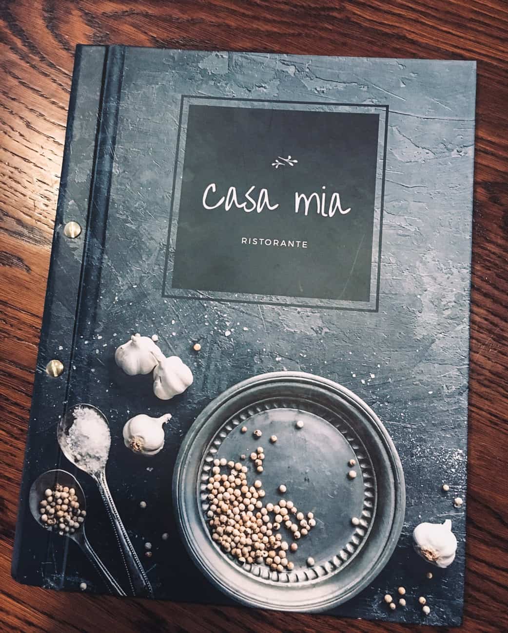 menu ze śrubami i nadrukiem z logo restauracji casa mia