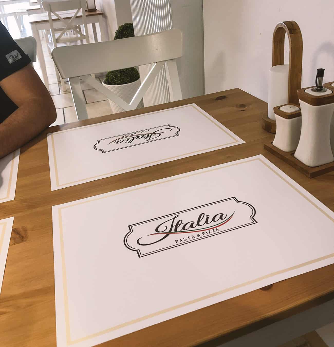 podkładki pod talerze na stół z nadrukowanym logo restauracji Italia